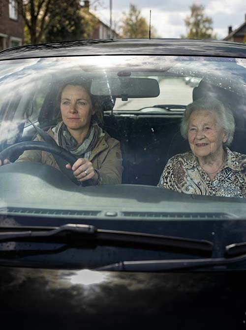 Aide aux déplacements avec accompagnement en voiture d’une personne âgée dans le Var pour ses rendez‑vous et sorties